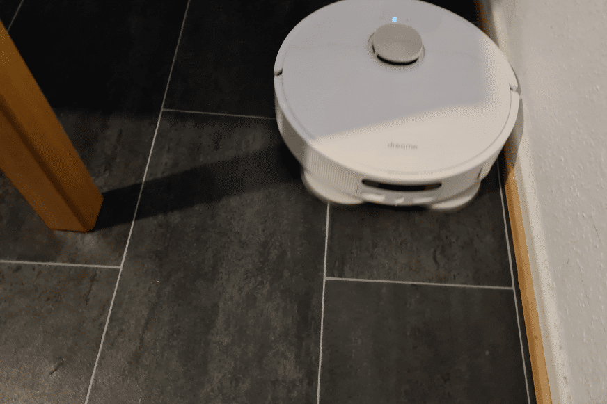 The Dreame L10s Ultra mops along the skirting, leaving a gap.